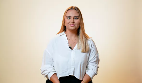 photo de Chloé Sabiron qui témoigne face caméra