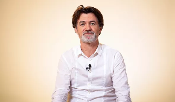 L'intervenant est assis sur une chaise