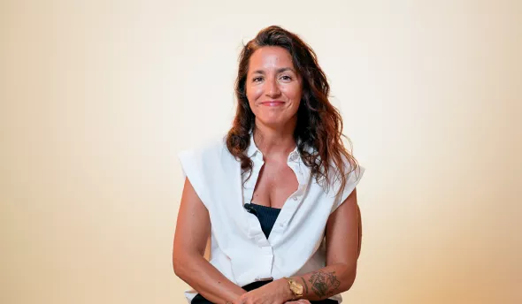 photo de Jessica Mazelle assise face caméra qui témoigne