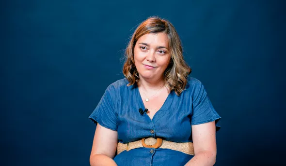 photo de Sarah Fontan qui s'exprime face caméra