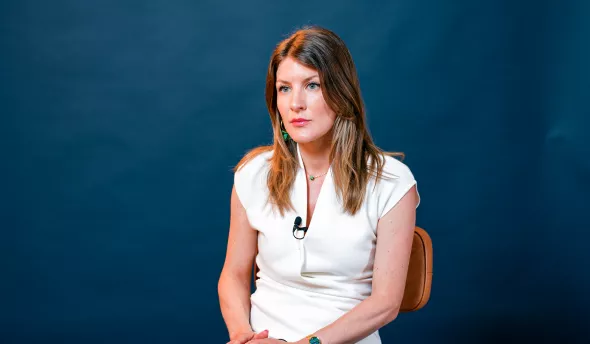 l'intervenante est assise sur une chaise et écoute une autre personne