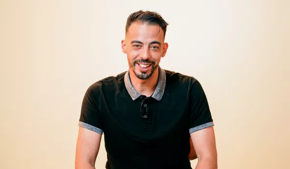 photo de Samir Mahammedi qui témoigne assis face caméra