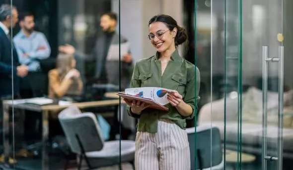 Manager réunissant son équipe pour annoncer officiellement la démission d’un collègue.