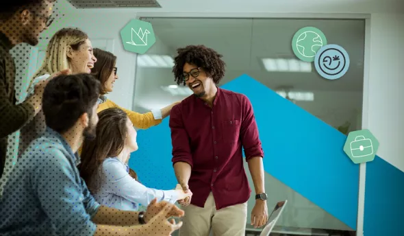 Un collaborateur accueilli chaleureusement par son équipe dans une salle de réunion Cisco