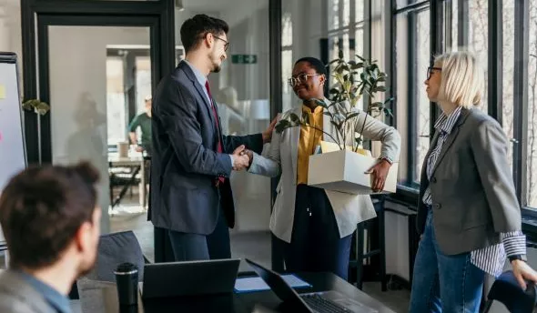 Manager présentant à l’équipe le calendrier de communication pour le départ à la retraite d’un collègue.