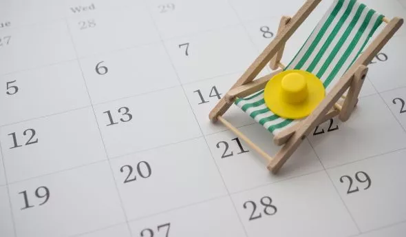 Salarié aidant échangeant avec son parent âgé à domicile tout en remplissant le formulaire de congé proche aidant.