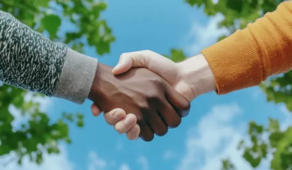 Volontaire formant de jeunes écoliers africains lors d’un congé solidaire.