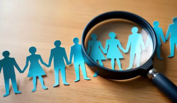 Responsable RH analysant un tableau de bord des coûts de recrutement sur ordinateur.
