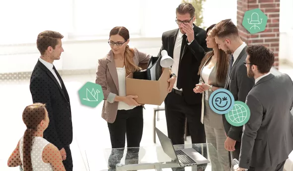 Départ d'un collaborateur entouré de son équipe