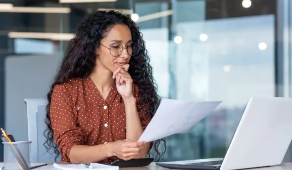 Responsable RH préparant les documents obligatoires pour le départ à la retraite d’un salarié.