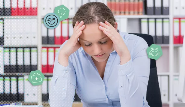 Collaborateur avec des maux de tête en dette de sommeil