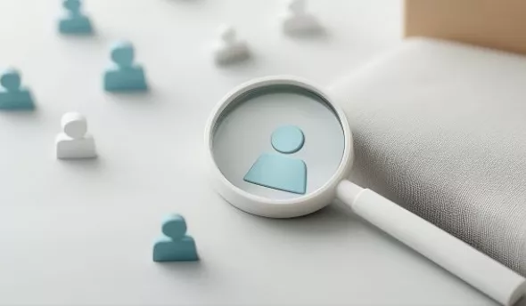 DRH examinant un tableau d’indicateurs d’onboarding issus d’un diagnostic RH.