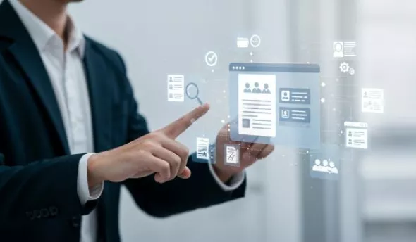 Dirigeant de PME analysant une matrice des processus RH avant la digitalisation.