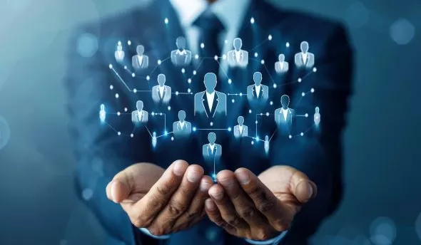 Dirigeant PME analysant une cartographie des processus RH avant de lancer la digitalisation.