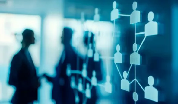 Dirigeant de PME face à un tableau listant les 5 erreurs qui ralentissent sa transformation RH digitale.