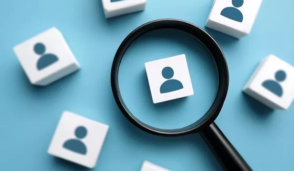 Responsable RH expliquant à un salarié les étapes du licenciement non disciplinaire.