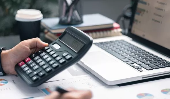 Employé signant numériquement un ordre de mission avant un voyage d’affaires.