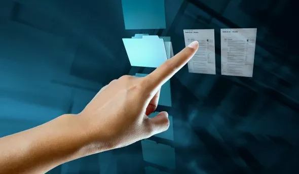 Salarié senior transmettant ses connaissances à son successeur lors d’une session de passation de poste.