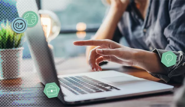 femmes regardant l'actualité sur leur ordinateur