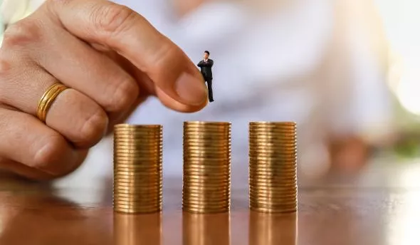 Salarié enfourchant sa voiture devant les bureaux, symbolisant les aides mobilités durables 2025.