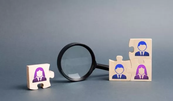 Recruteur analysant le tableau de bord d’une campagne de recrutement programmatique.