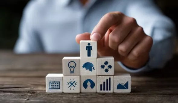 Salarié examinant la clause de mobilité de son contrat face à une carte indiquant une nouvelle affectation. 