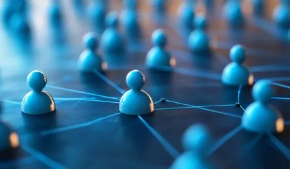 Des collaborateurs connectés célèbrent un objectif atteint via visioconférence, illustrant les bonnes pratiques de team building virtuel et de reconnaissance à distance.