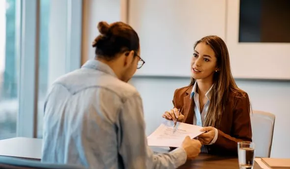 Responsable RH analysant un tableau de bord interactif des KPI de recrutement.