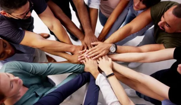 Des managers suivent en temps réel les indicateurs clés de succès dans un espace collaboratif, illustrant l’alignement stratégique et l’engagement collectif vers l’excellence.