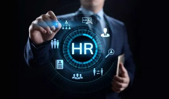 Employeur et salarié senior examinant un tableau des différentes options de départ à la retraite.