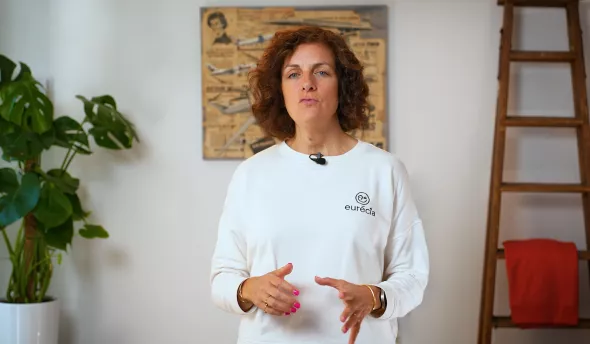 Pauline d'Eurécia présente le registre unique du personnel