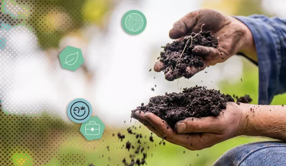 Mains d’un agronome analysant de la terre dans un champ en agriculture régénérative