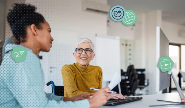 bénévole et salarié en charge des RH devant leur logiciel RH