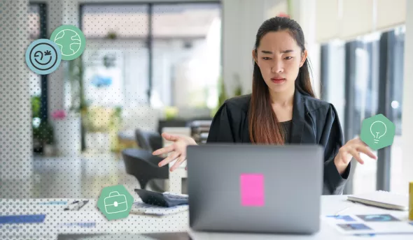 Manager dans une association en difficulté sur des sujets RH face à son ordinateur