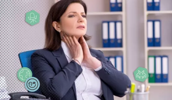 Gestionnaire RH vérifiant un dossier de congé longue maladie sur ordinateur et documents médicaux.