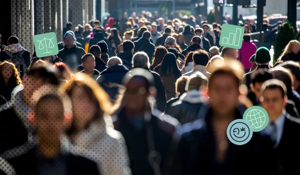 Foule de travailleurs en ville, illustrant l’égalité femmes-hommes au travail