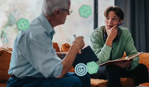 Un sénior et un jeune salarié en train de discuter dans un cadre cozy