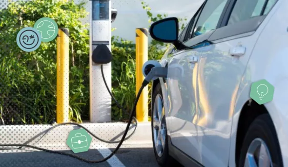 Conducteur rechargeant sa voiture électrique avant un déplacement professionnel.