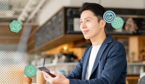 Salarié intérimaire consultant son bulletin de paie et un calendrier pour vérifier ses congés payés.