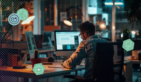 Employée RH consultant un logiciel SIRH affichant le suivi des heures supplémentaires des salariés