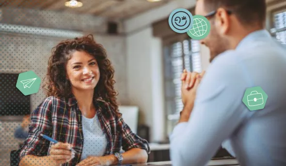 Une responsable RH vérifie sur un tableau les plafonds et planchers d’indemnités liés au licenciement sans cause réelle et sérieuse, pour sécuriser les procédures internes