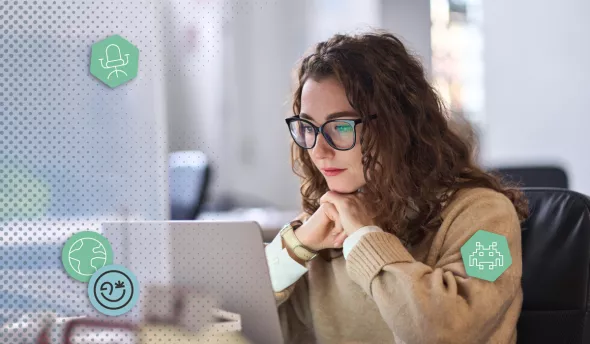 collaboratrice en formation face à son ordinateur