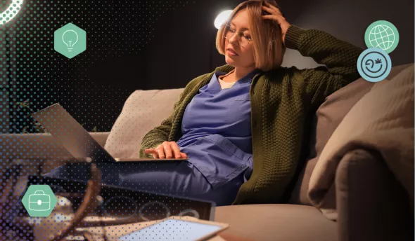 Une infirmière fatiguée consulte l'heure pendant une garde de nuit à l'hôpital