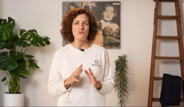 Pauline d'Eurécia présente le livret d'accueil