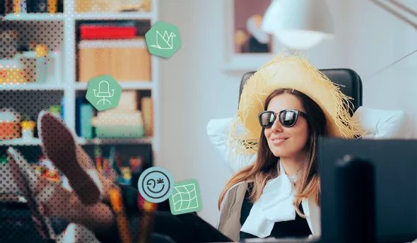 Femme qui porte des lunettes et un chapeau au bureau comme si elle était déjà en vacances