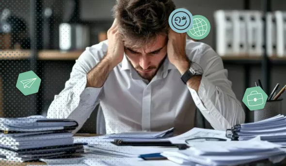 Manager surveillant de près le travail d’un collaborateur, illustrant le contrôle excessif du micromanagement.