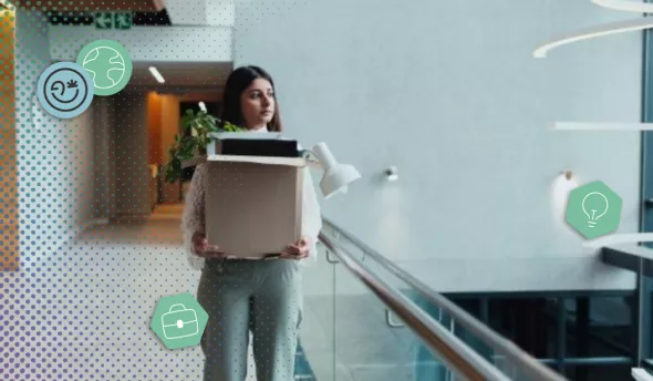 Responsable RH remettant une notice de licenciement au salarié, avec explications sur le préavis