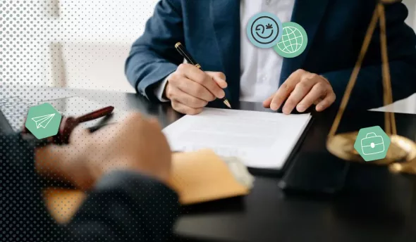 Chargé des Ressources Humaines signant un contrat