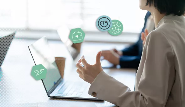 RH devant son ordinateur pour préparer la rentrée