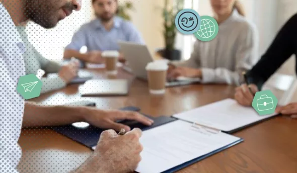 Gavel de tribunal posé sur une promesse d’embauche rompue.